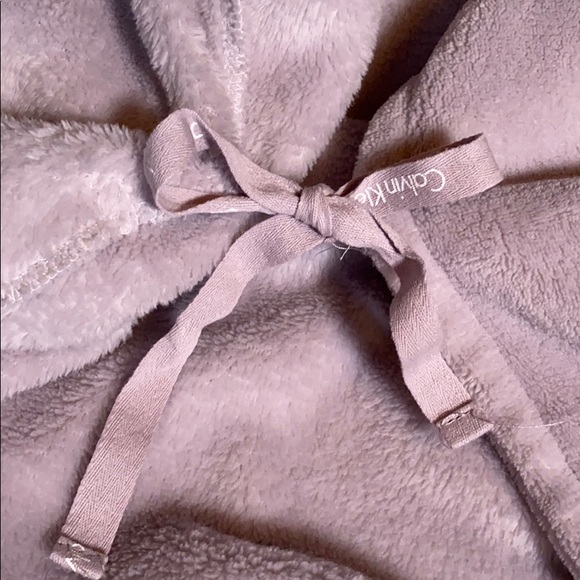 ❌SOLD❌ - Calvin Klein Long Sleeve Plush Robe - Picture 10 of 16